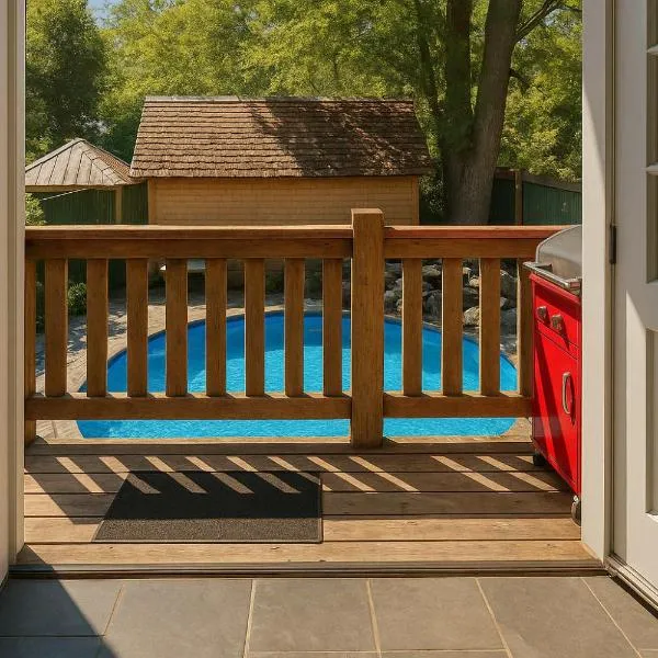 Charming "Melrose Place" w Year-Round Heated Pool, Deck & Grill，位于维多利亚的酒店