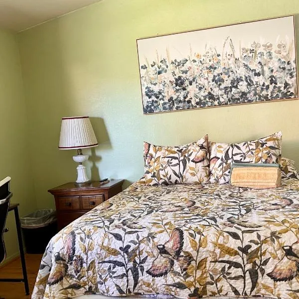 Vineyard Vista Suite with TV and private bathroom，位于赫米特的酒店