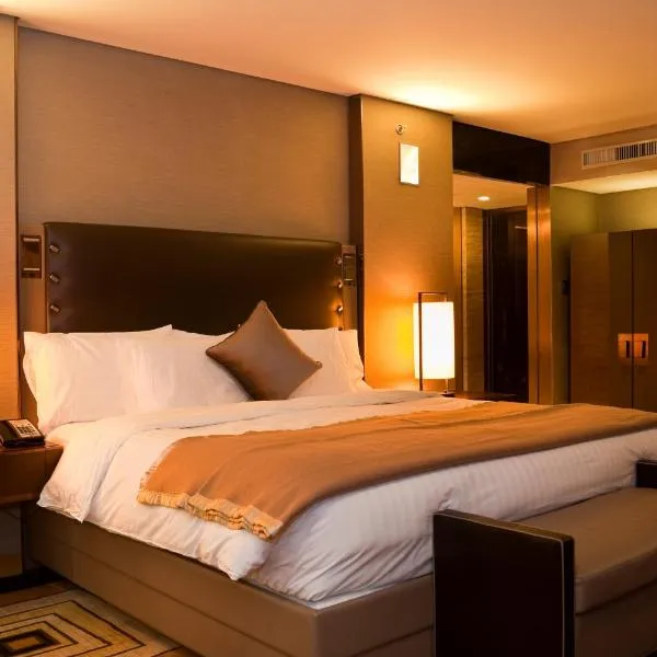 Hotel The Luxury Near Delhi Airport，位于新德里的酒店