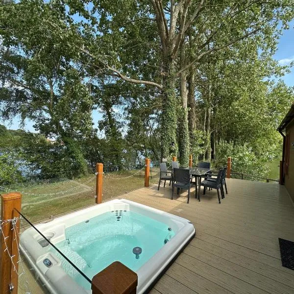 Rudd lake Luxury lakeside lodge with fishing & hot tub@Tattershall，位于塔特舍尔的酒店