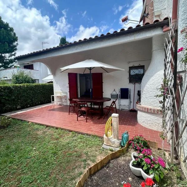 Tra la luna e il mare - delizioso appartamento con giardino nella riviera del conero per un soggiorno felice，位于努马纳的酒店