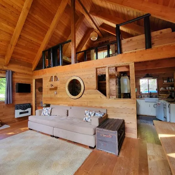 Romantic Off-Grid Cabin by Glacier lake，位于彭伯顿的酒店