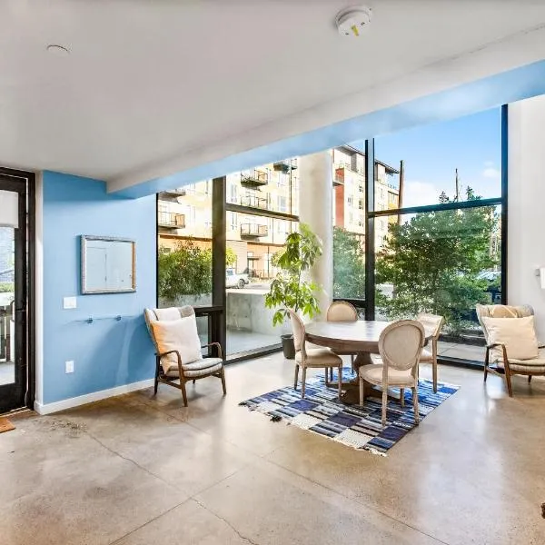 Airy and Open Corner Loft - 92 Walkscore，位于雷德蒙德的酒店