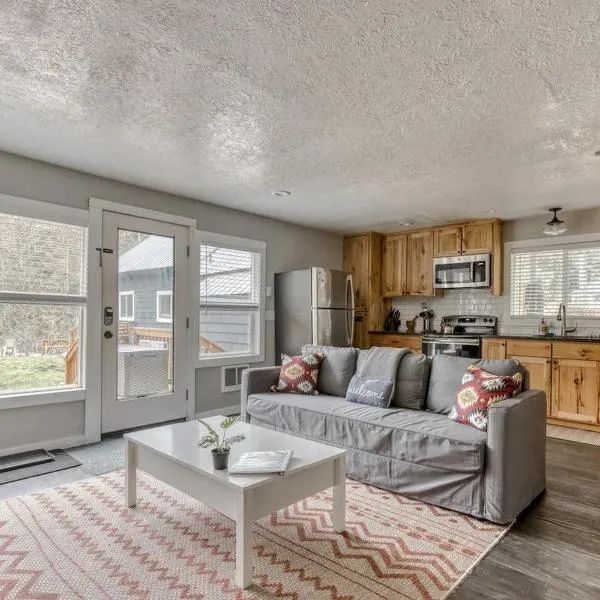Riverbend Retreat 3 - Riverfront, Hot Tub, BBQ Pet Friendly，位于Rhododendron的酒店