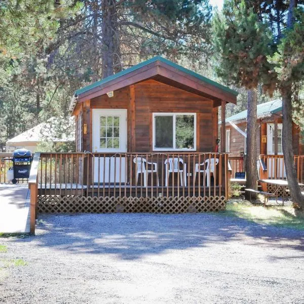 Bend-Sunriver Camping Resort Studio Cabin 8，位于三河的酒店