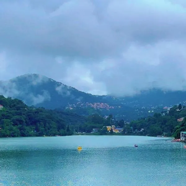 Joeys by the Lakeside, Bhimtal，位于比姆塔尔的酒店