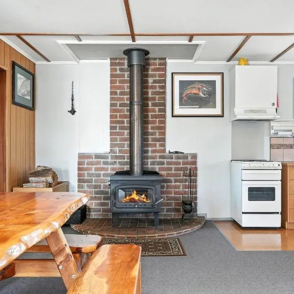 Bull Tavern Cabin Cozy Lakeside Escape in Miena Tasmania，位于Miena的酒店