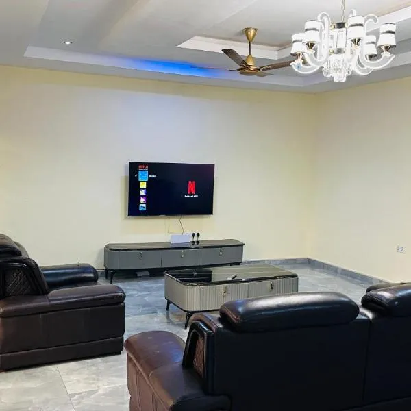 Sunlit Top Floor with Starlink Wi-Fi and Laundry Machine,位于库马西的酒店