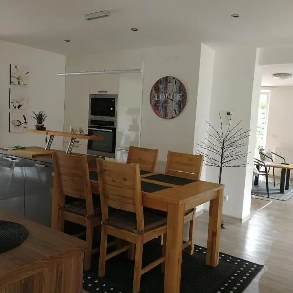 Apartmán Červený Vrch，位于德辛的酒店