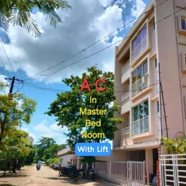 The Peace Home SRUSHTI AC for Master Bedroom，位于戈尔哈布尔的酒店