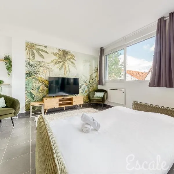 Escale-marne fr - 001 - RDC - Private Terrace - Free Parking - Free Luggage Storage - Metro 8 Eiffel Tower -All equipped - Linen Included - Washing Machine - Dish Washer - Luxury Mattress 160X200 - Panoramic View - From 1 to 4 guests，位于迈松阿尔福的酒店
