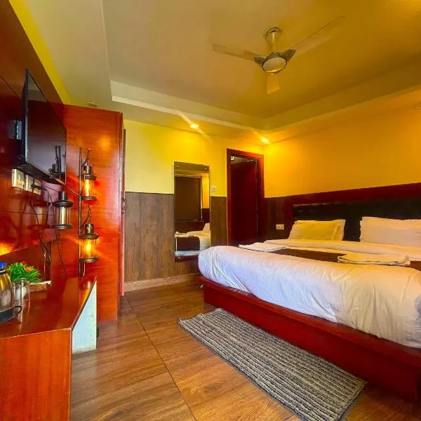 CloudNest Mussoorie Luxury 24 Hrs Rooftop Cafeteria，位于穆索里的酒店