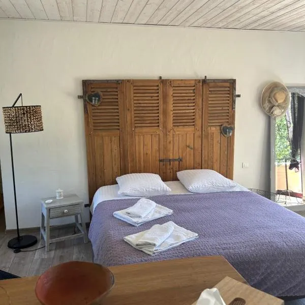 chambre d hôtes les trois châteaux piscine intérieure chauffée，位于Notre-Dame-de-Riez的酒店