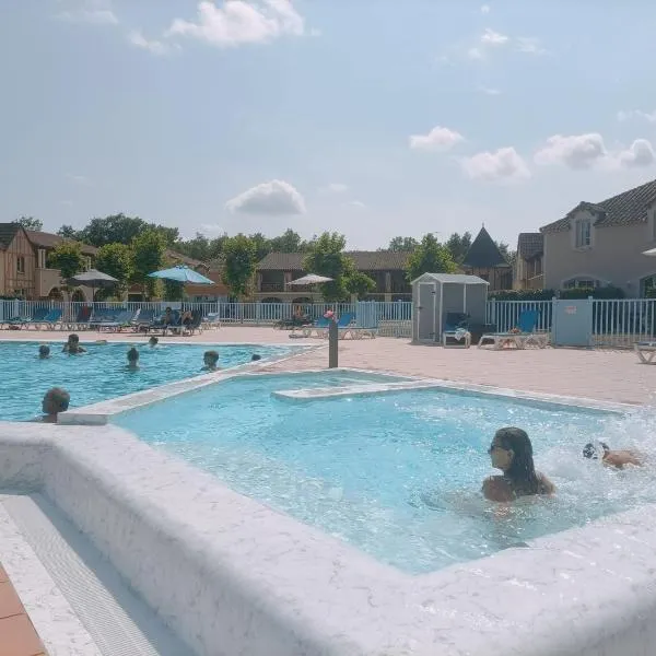 Maison avec piscine chauffée en résidence, 4 ou 5 pers, RDC, lac et nature，位于蒙夫朗屈安的酒店