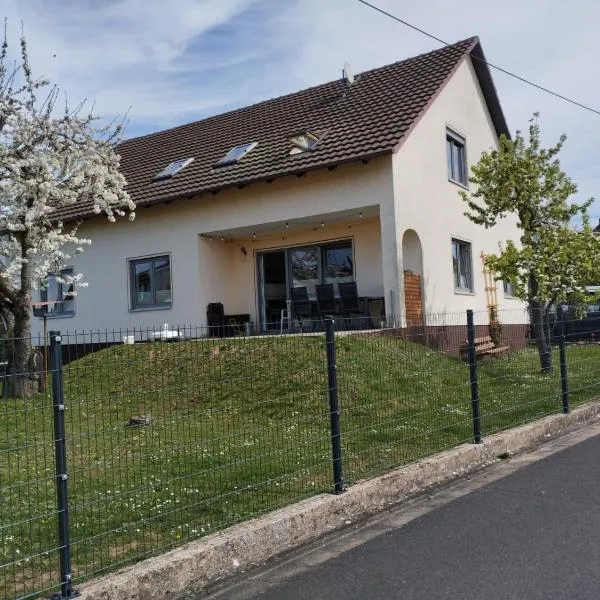 Ferienwohnung Sulzfeld - Liebevoll eingerichtete Ferienwohnung in Sulzfeld im Grabfeld，位于Sulzfeld (im Grabfeld)的酒店