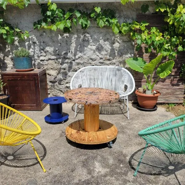 Petite maison à la campagne avec extérieur，位于Paslières的酒店