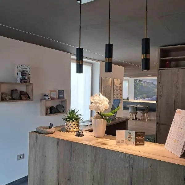 Le Rocce Val di Non - Quality Room & Breakfast，位于Tassullo的酒店
