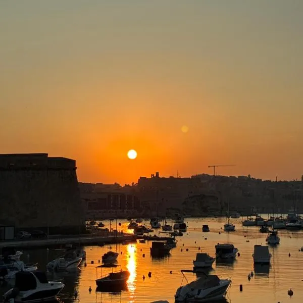 Front Row Seafront House with Dreamy Valletta and Harbour Sunset Views，位于Kalkara的酒店