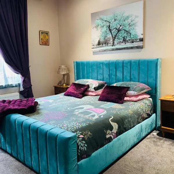 Super King, Close to Beach, Shops, Train, Shared Bathroom，位于圣伦纳兹的酒店