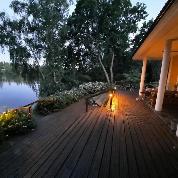 Lovely riverside cottage close to Tampere，位于伦派莱的酒店