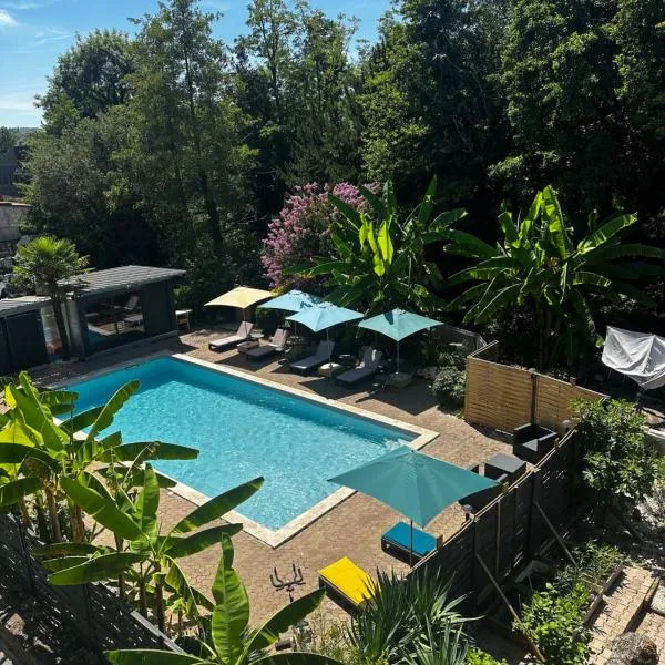 Le Havre de paix vue sur piscine，位于Larche的酒店