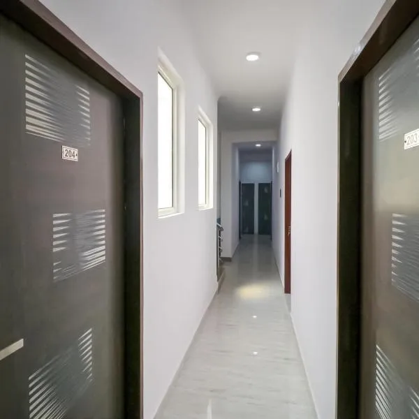 Hotel O 71370 White House，位于Garhi Harsāru的酒店