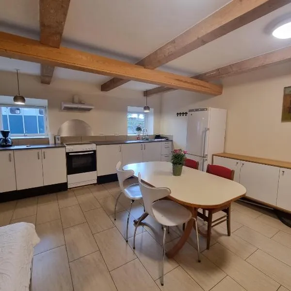 Rytterstuen - velindrettet, praktisk og perfekt til håndværkere，位于赫尔辛厄的酒店