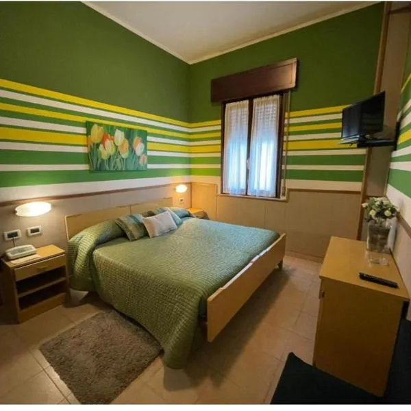 Hotel Azzurra，位于萨尔索马焦雷泰尔梅的酒店