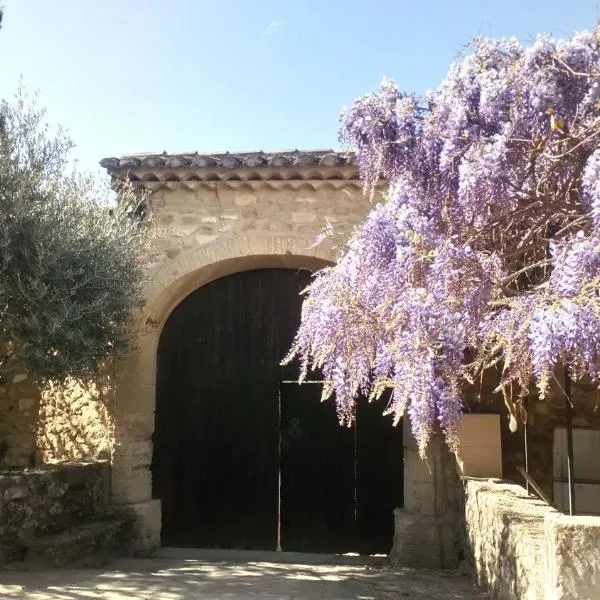 Chambre privée dans un MAS au centre du Village，位于Maubec的酒店