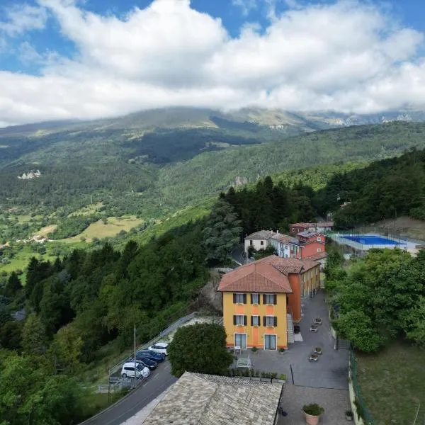 Hotel Belvedere，位于Spiazzi Di Caprino的酒店