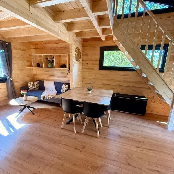 Cabanes et Lodges du Belvedere，位于Serrières-sur-Ain的酒店