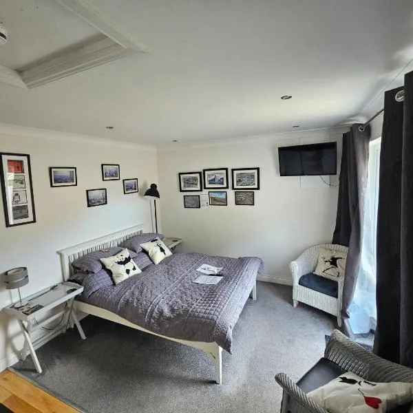 Modern immaculate studio with AC & parking, outside the CAZ，位于布里斯托的酒店
