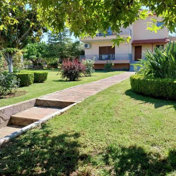 Georgias paradise villa and Garden，位于Kamárai的酒店
