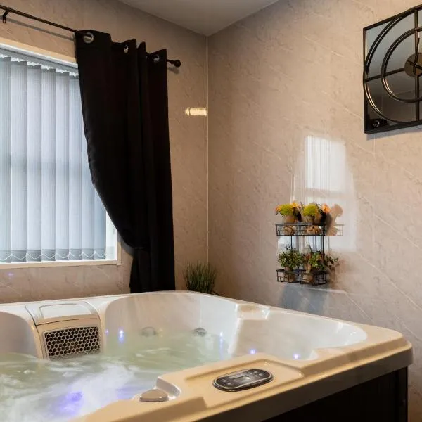Getaway Accommodation with Pool Table and Jacuzzi!，位于罗瑟勒姆的酒店