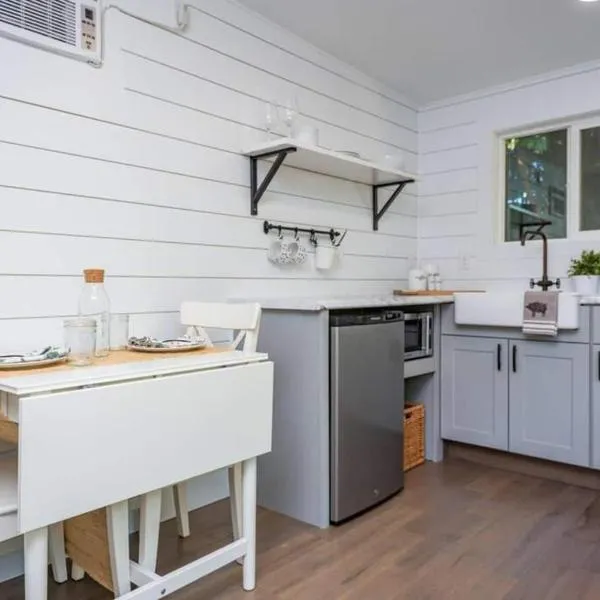 Private Escape! Tiny home style，位于Camas的酒店
