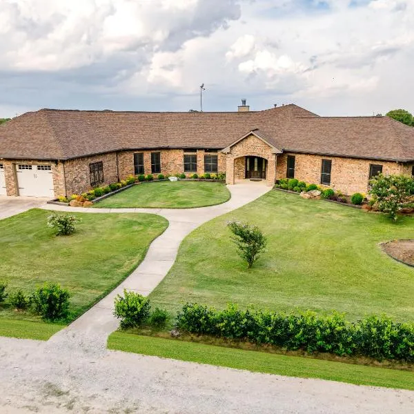 Newly Renovated Private Ranch Get-A-Way，位于Pilot Point的酒店