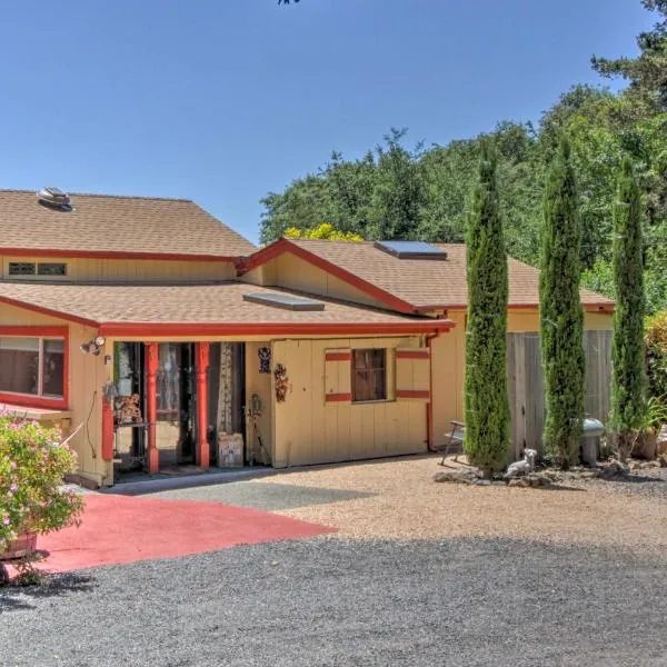 Converted Barn in Sebastopol with Private Patio!，位于塞瓦斯托波尔的酒店