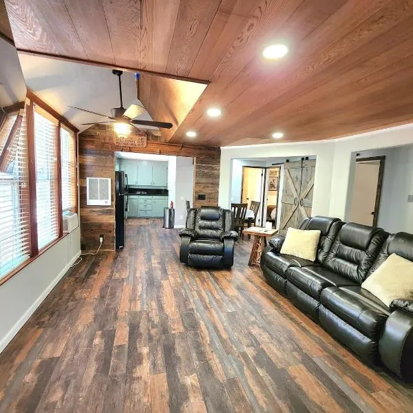 Miners Suite-Centrally Located in Shaver Lake，位于谢弗湖的酒店