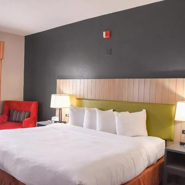 布卢明顿诺默尔西卡尔森江山旅馆及套房酒店，位于布卢明顿的酒店