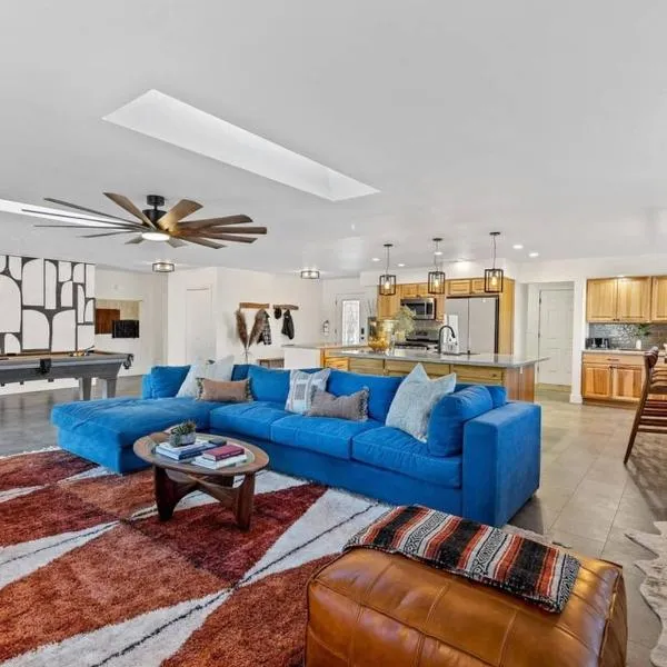 Hot Tub Pool Table Bocce Court Mountain Views，位于威廉姆斯的酒店