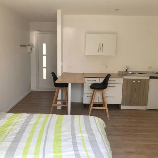 Studio 2 personnes au calme avec courette，位于萨兰的酒店