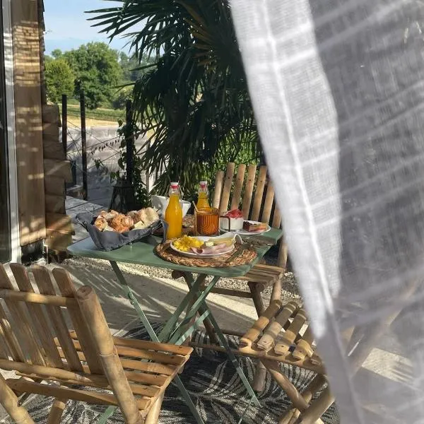 Chambre élégante avec terrasse，位于Souvigny的酒店