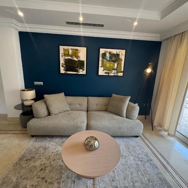 Luxury 2 bedroom apartment, close to the sea and the golf course, Aloha Hills Club Property，位于马贝拉的酒店