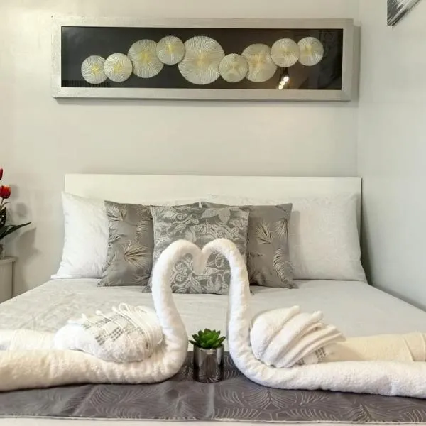 Verdant Resort Condo with Pool, Balcony, Near Airport and Beach，位于公主港的酒店