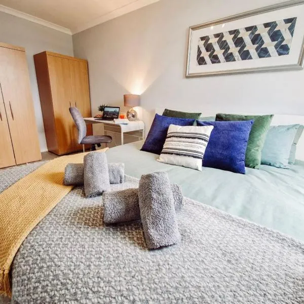 NEW, Refurbished Modern & Spacious 1 Bed Flat Westfield Shepherd's Bush Free Wi-Fi Super King Bed，位于伦敦的酒店