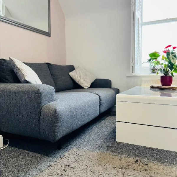 Penthouse Suite, Sea View, Close to Shops, Beach and Train，位于圣伦纳兹的酒店