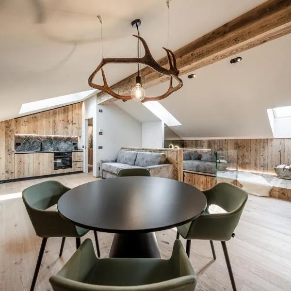 ALPEDOR Mountain Suites，位于科姆梅扎杜拉的酒店