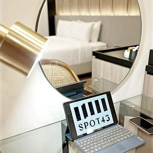 Spot 43 Cafe and Hotel，位于万隆的酒店