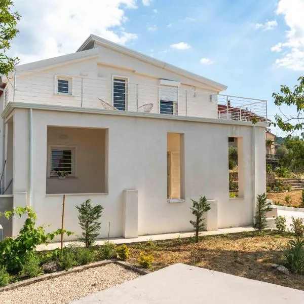 Villa Romantica con Bosco sulla Strada dei Vini，位于Chiusano di San Domenico的酒店