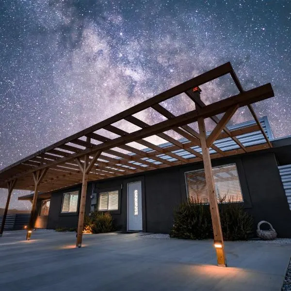Desert Oasis - Firepit, Stargazing, Kitchen Essentials, 5 Acres, & Joshua Trees - Sleeps 6 Comfortably, 7 with Sofa, 8 Maximum，位于Landers的酒店